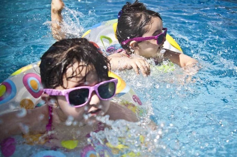 Biztonságos pancsolás medencében, tóban, tengerben