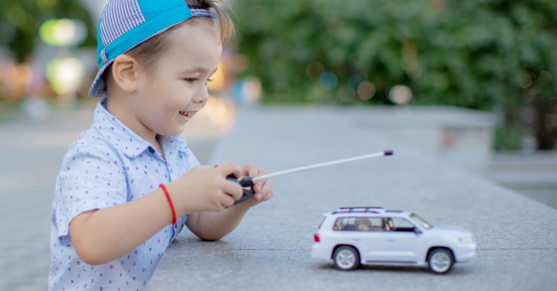 Így válassz gyermekednek távirányítós kisautót!