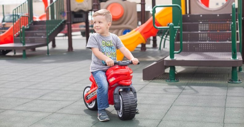 Minden kisgyermek kedvence: a lábbal hajtós kismotor