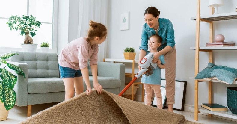 Házimunka gyerekeknek: hogyan vonjuk be a takarításba a kicsiket?