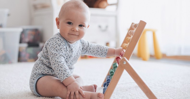 Fejlesztő játékok 6 hónapos babának: mi alapján válasszunk?