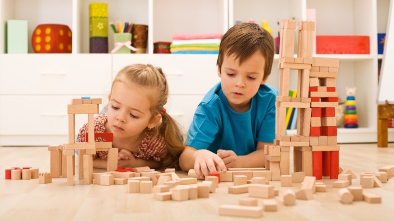 Miért jó, ha unatkozik a gyerek? – A szabad játék ereje